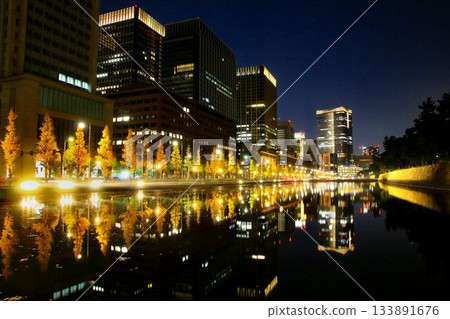 被稱為「倫敦一街區」的街景位於「江戶城」前…[馬場崎護城河]和日比谷街的夜景 133891676