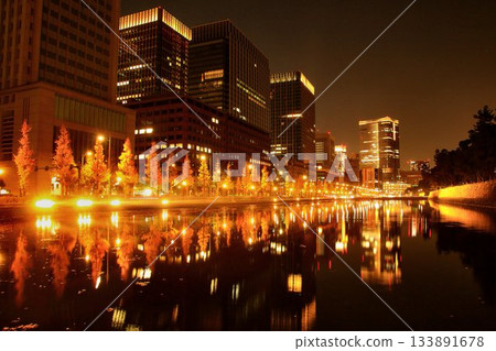 The streetscape known as "Ichi-cho London" is lined up in front of Edo Castle... [Babasaki Moat] and the night view of Hibiya Street 133891678