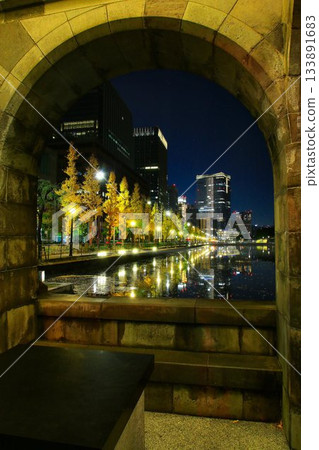 被稱為「倫敦一街區」的街景位於「江戶城」前…[馬場崎護城河]和日比谷街的夜景 133891683