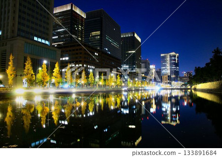 被稱為「倫敦一街區」的街景位於「江戶城」前…[馬場崎護城河]和日比谷街的夜景 133891684