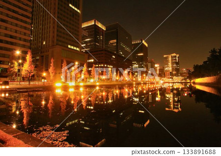 被稱為「倫敦一街區」的街景位於「江戶城」前…[馬場崎護城河]和日比谷街的夜景 133891688