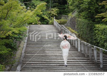 一位身穿蕾絲和服的女子正拾級而上。日本京都府 133892057