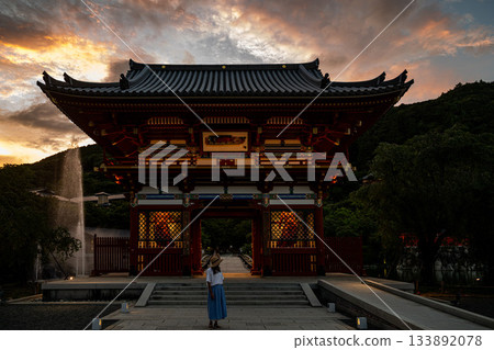 勝尾寺大門和一位女士 133892078