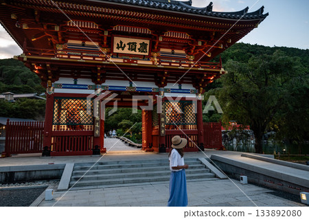 勝尾寺大門和一位女士 133892080