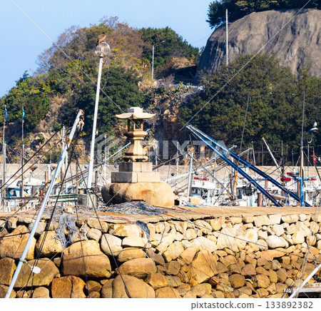 這是廣島縣福山市橋島漁港的夜景，燈光璀璨。 133892382