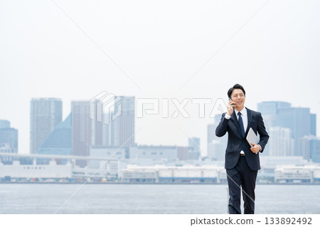 商務人士天空智慧型手機 133892492