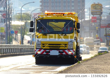 作業車輛：道路清掃車正在清掃道路 133892626