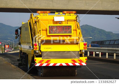 作業車輛:道路清掃車正在清掃道路 作業車輛:道路清掃車正在清掃道路 133892627