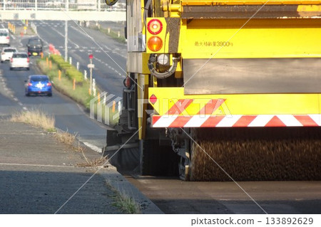 作業車輛：道路清掃車正在清掃道路 133892629