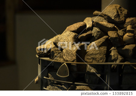 桑拿爐上放置的石頭 桑拿爐上放置的石頭 133892815