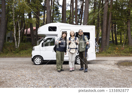 Family going out in a camper Family going out in a camper 133892877