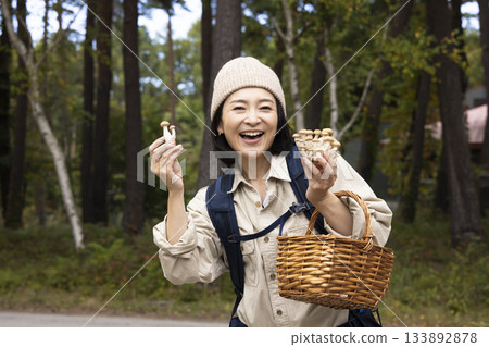 Woman hunting mushrooms 133892878