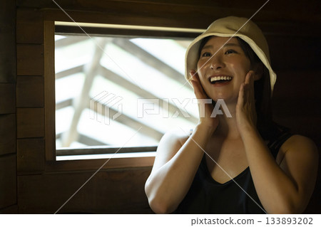婦女享受桑拿 133893202