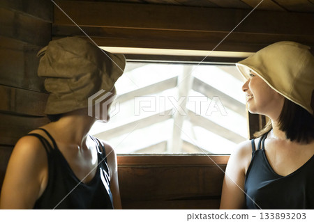 婦女享受桑拿 133893203