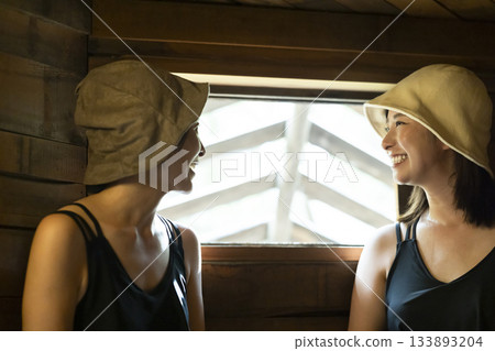 婦女享受桑拿 133893204