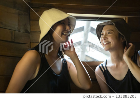 婦女享受桑拿 133893205