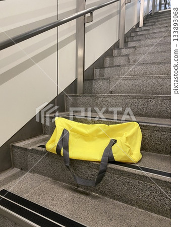 valise, travel bag, traveling bag 133893968