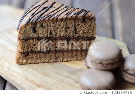 簡單的巧克力蛋糕和一口大小的巧克力馬卡龍 簡單的巧克力蛋糕和一口大小的巧克力馬卡龍 133894789