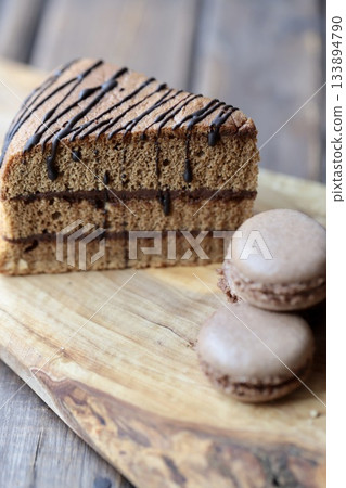 簡單的巧克力蛋糕和一口大小的巧克力馬卡龍 133894790