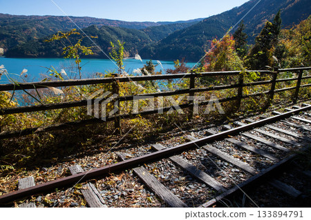 秋季大井川水壩湖廢棄鐵路步道 秋季大井川水壩湖廢棄鐵路步道 133894791