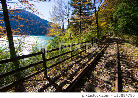 秋季大井川水壩湖廢棄鐵路步道 秋季大井川水壩湖廢棄鐵路步道 133894796