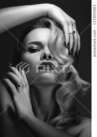 Beautiful Woman with Fashion Make-up and Blond Wave Hairstyle. Glamour American Diva Style with Brilliant Accessories 133895065