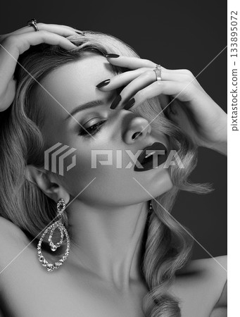 Beautiful Woman with Fashion Make-up and Blond Wave Hairstyle. Glamour American Diva Style with Brilliant Accessories 133895072