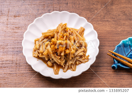 Enoki mushrooms simmered in noodle soup 133895207