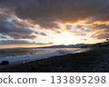 黃昏時分，海浪拍打著相模灣的海岸（神奈川縣二宮町） 133895298