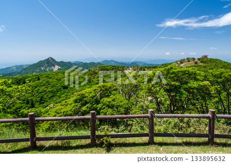 五在丈山的翠綠山巒,山頂風景(三重縣駒野町) 五在丈山的翠綠山巒,山頂風景(三重縣駒野町) 133895632