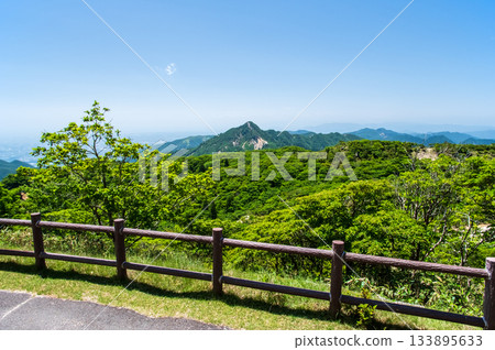 五在丈山的翠綠山巒,山頂風景(三重縣駒野町) 五在丈山的翠綠山巒,山頂風景(三重縣駒野町) 133895633