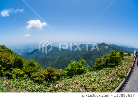 從鳥耀台廣場(三重縣駒野町)可以欣賞到五在丈山鬱鬱蔥蔥的壯麗景色。 從鳥耀台廣場(三重縣駒野町)可以欣賞到五在丈山鬱鬱蔥蔥的壯麗景色。 133895637