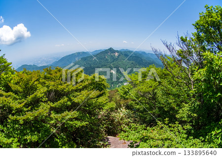 五在丈山的翠綠山巒，山頂風景（三重縣駒野町） 133895640