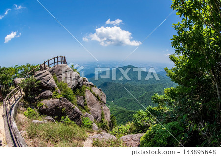 Fresh greenery of Mt. Gozaisho and Fujimiiwa Observatory (Komono Town, Mie Prefecture) 133895648