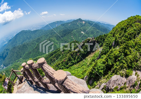 從富士見岩展望台(三重縣駒野町)可以欣賞到五在丈山鬱鬱蔥蔥的全景。 從富士見岩展望台(三重縣駒野町)可以欣賞到五在丈山鬱鬱蔥蔥的全景。 133895650