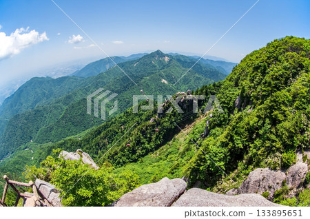 從富士見岩展望台（三重縣駒野町）可以欣賞到五在丈山鬱鬱蔥蔥的全景。 133895651