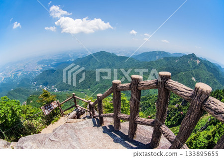 從富士見岩展望台(三重縣駒野町)可以欣賞到五在丈山鬱鬱蔥蔥的全景。 從富士見岩展望台(三重縣駒野町)可以欣賞到五在丈山鬱鬱蔥蔥的全景。 133895655