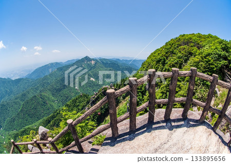 從富士見岩展望台（三重縣駒野町）可以欣賞到五在丈山鬱鬱蔥蔥的全景。 133895656