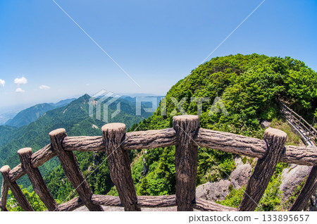 從富士見岩展望台(三重縣駒野町)可以欣賞到五在丈山鬱鬱蔥蔥的全景。 從富士見岩展望台(三重縣駒野町)可以欣賞到五在丈山鬱鬱蔥蔥的全景。 133895657