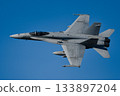 飛行中的F/A-18戰鬥機 133897204