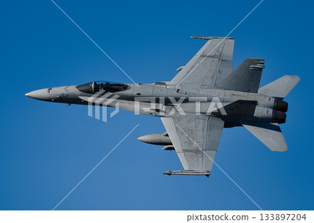 飛行中的F/A-18戰鬥機 133897204