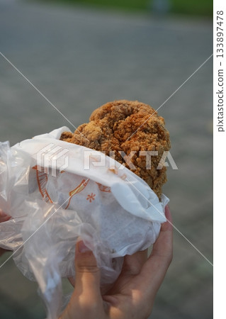 台灣夜市的大雞餅 133897478