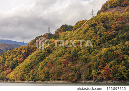 長野縣松本市，秋葉色彩繽紛，景色壯麗，俯瞰梓湖。 133897813
