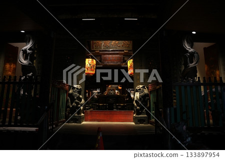 台灣信仰中心。夜幕降臨,寺廟裝飾著歷史悠久的飾品。 台灣信仰中心。夜幕降臨,寺廟裝飾著歷史悠久的飾品。 133897954