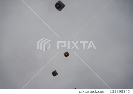 懷抱願望飛向天空:奇幻的天燈(孔明燈)放飛,台灣十分的特色。 懷抱願望飛向天空:奇幻的天燈(孔明燈)放飛,台灣十分的特色。 133898545