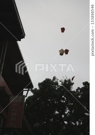 懷抱願望飛向天空:奇幻的天燈(孔明燈)放飛,台灣十分的特色。 懷抱願望飛向天空:奇幻的天燈(孔明燈)放飛,台灣十分的特色。 133898546