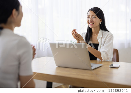 女人們在桌旁聊天 133898941