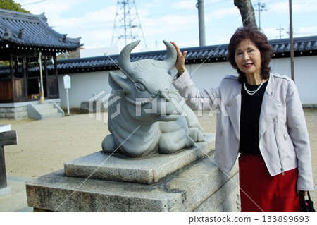 一位老婦人參拜神社 一位老婦人參拜神社 133899693