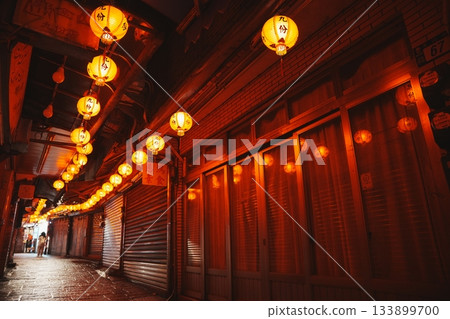 A mountain town shrouded in mist and light. A night in Jiufen Old Street, Taiwan, like something straight out of a movie 133899700