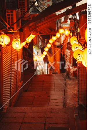 籠罩在薄霧和燈光中的山城。台灣九份老街的夜晚,宛如電影場景。 籠罩在薄霧和燈光中的山城。台灣九份老街的夜晚,宛如電影場景。 133899708